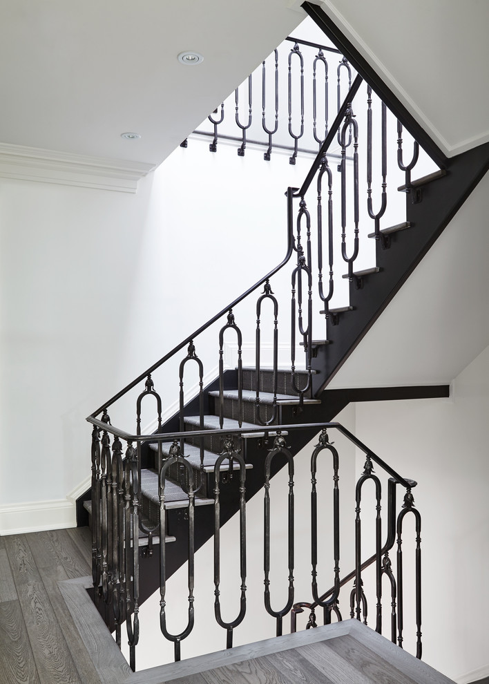 Источник вдохновения для домашнего уюта: лестница в викторианском стиле с металлическими перилами