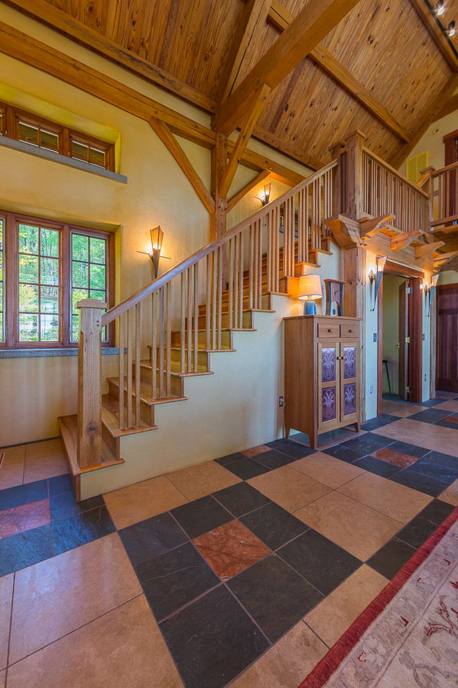 Inspiration pour un grand escalier droit chalet avec des marches en bois, des contremarches en bois et un garde-corps en bois.