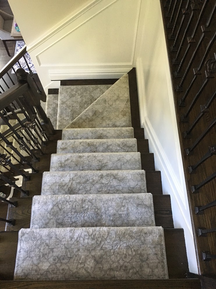 Свежая идея для дизайна: угловая лестница среднего размера в классическом стиле с ступенями с ковровым покрытием, ковровыми подступенками и перилами из смешанных материалов - отличное фото интерьера