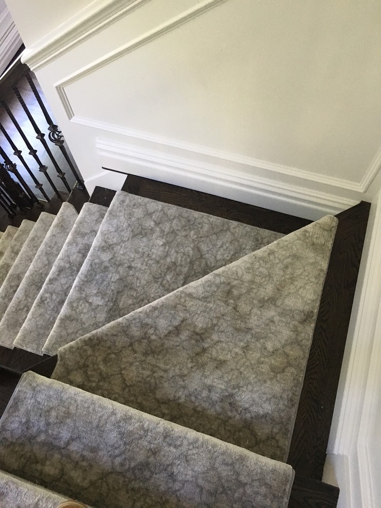 Пример оригинального дизайна: угловая лестница среднего размера в классическом стиле с ступенями с ковровым покрытием, ковровыми подступенками и перилами из смешанных материалов