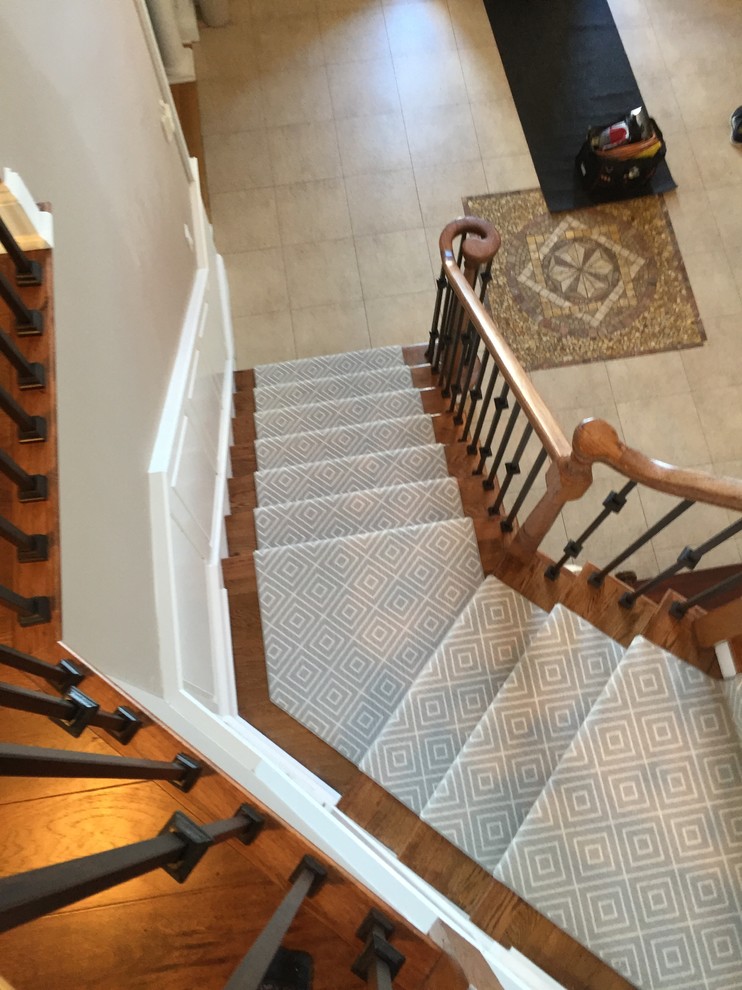 Cette photo montre un escalier peint courbe tendance de taille moyenne avec des marches en bois et un garde-corps en bois.
