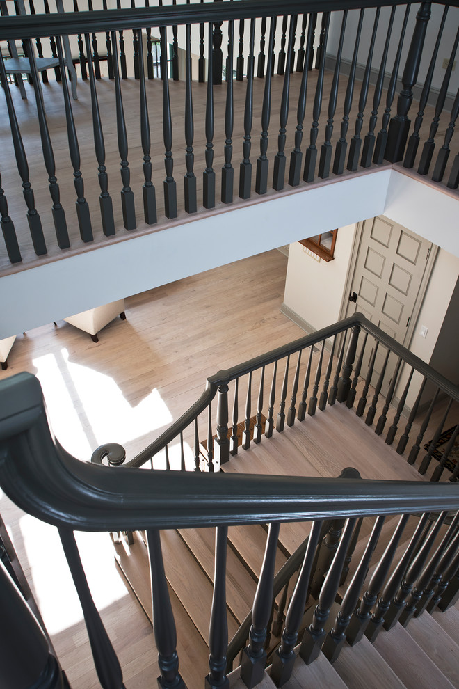 Свежая идея для дизайна: п-образная лестница среднего размера в классическом стиле с деревянными ступенями, крашенными деревянными подступенками и деревянными перилами - отличное фото интерьера
