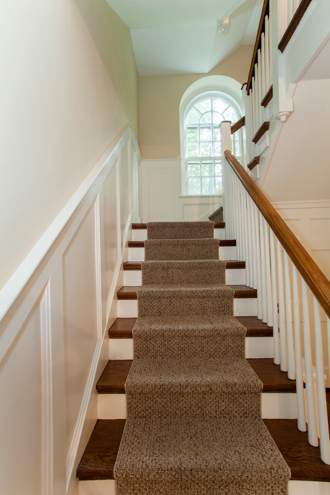 Пример оригинального дизайна: лестница среднего размера в классическом стиле