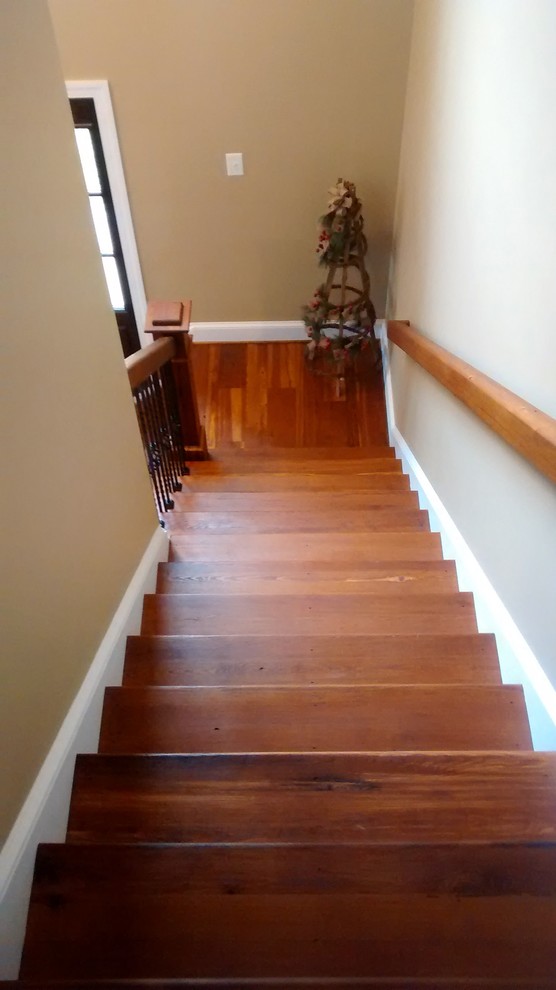 Exemple d'un escalier droit montagne de taille moyenne avec des marches en bois et des contremarches en bois.