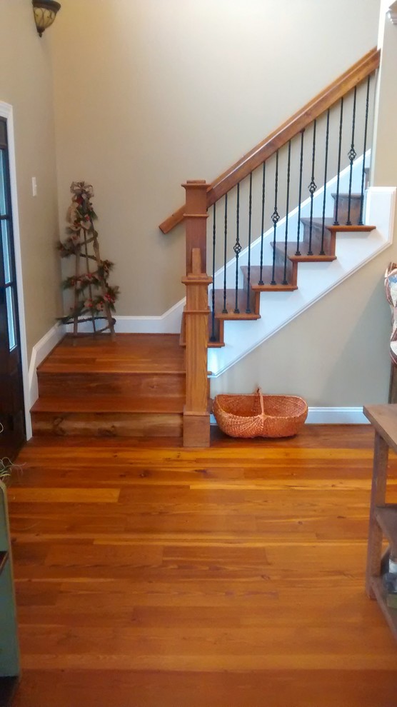 Стильный дизайн: прямая деревянная лестница среднего размера в стиле рустика с деревянными ступенями - последний тренд