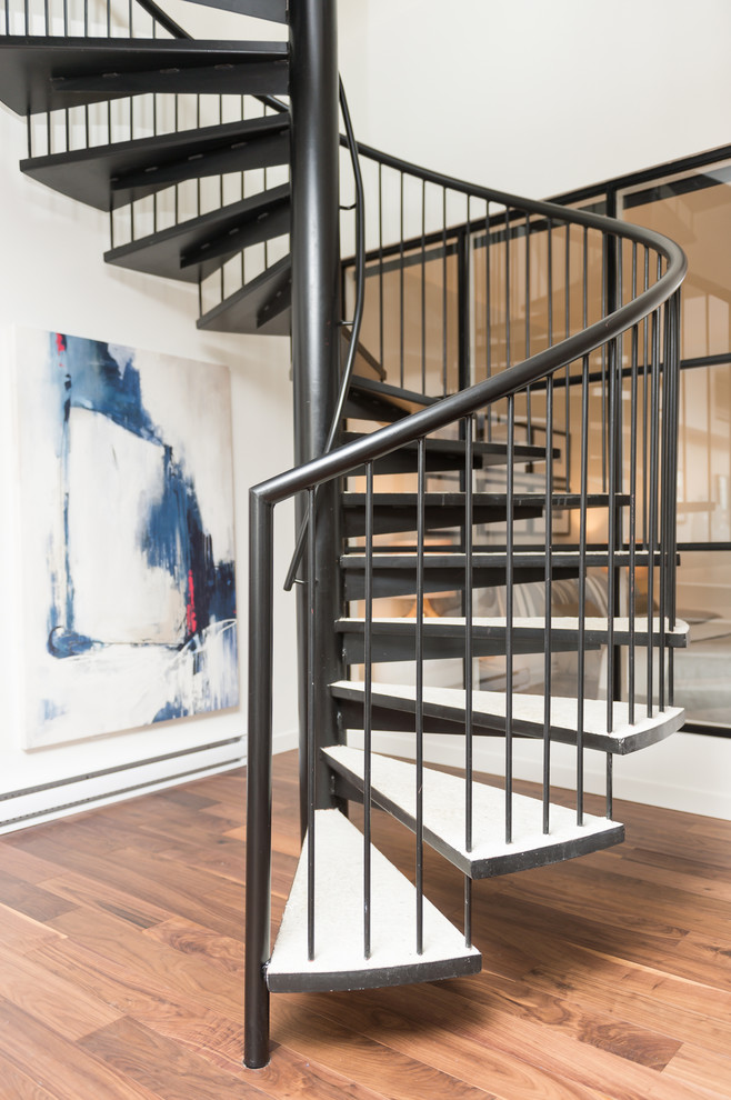 Стильный дизайн: винтовая металлическая лестница среднего размера в стиле лофт с бетонными ступенями и металлическими перилами - последний тренд