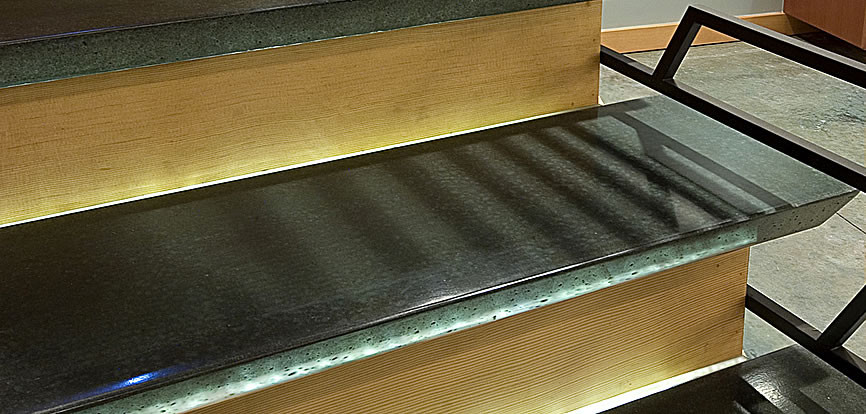 Foto de escalera recta moderna de tamaño medio con escalones de hormigón y contrahuellas de madera