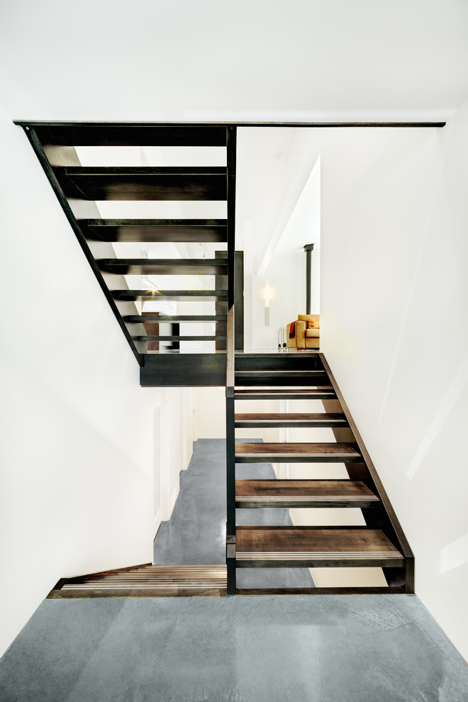 Стильный дизайн: п-образная лестница в стиле модернизм с деревянными ступенями без подступенок - последний тренд