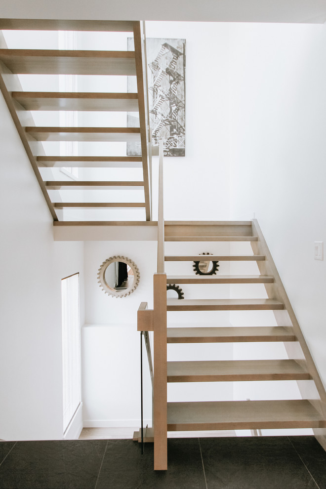 Aménagement d'un escalier sans contremarche scandinave en U avec des marches en bois et palier.