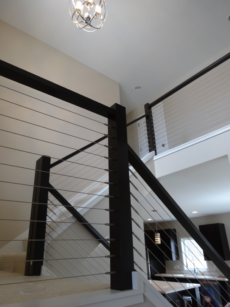 Idéer för att renovera en stor funkis u-trappa, med heltäckningsmatta och sättsteg med heltäckningsmatta