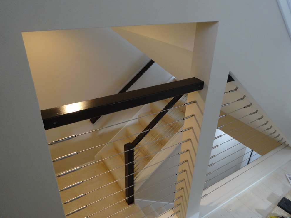 Modelo de escalera en U minimalista grande con escalones enmoquetados y contrahuellas enmoquetadas