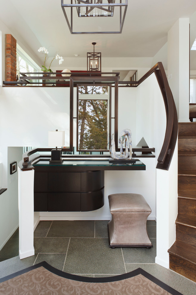 Идея дизайна: изогнутая деревянная лестница в современном стиле с деревянными ступенями