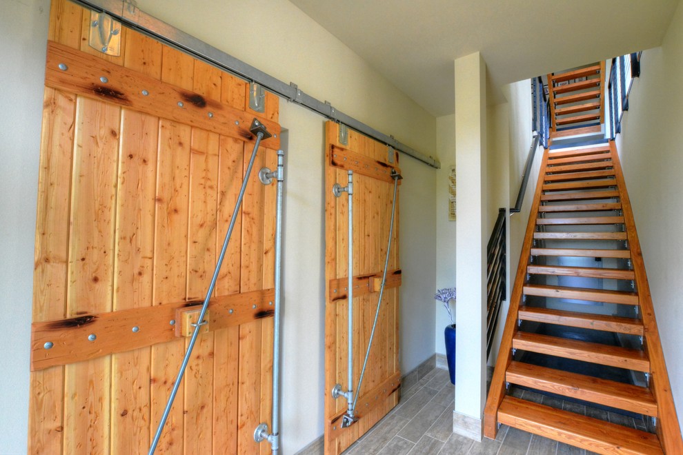 Свежая идея для дизайна: прямая лестница в стиле лофт с деревянными ступенями без подступенок - отличное фото интерьера