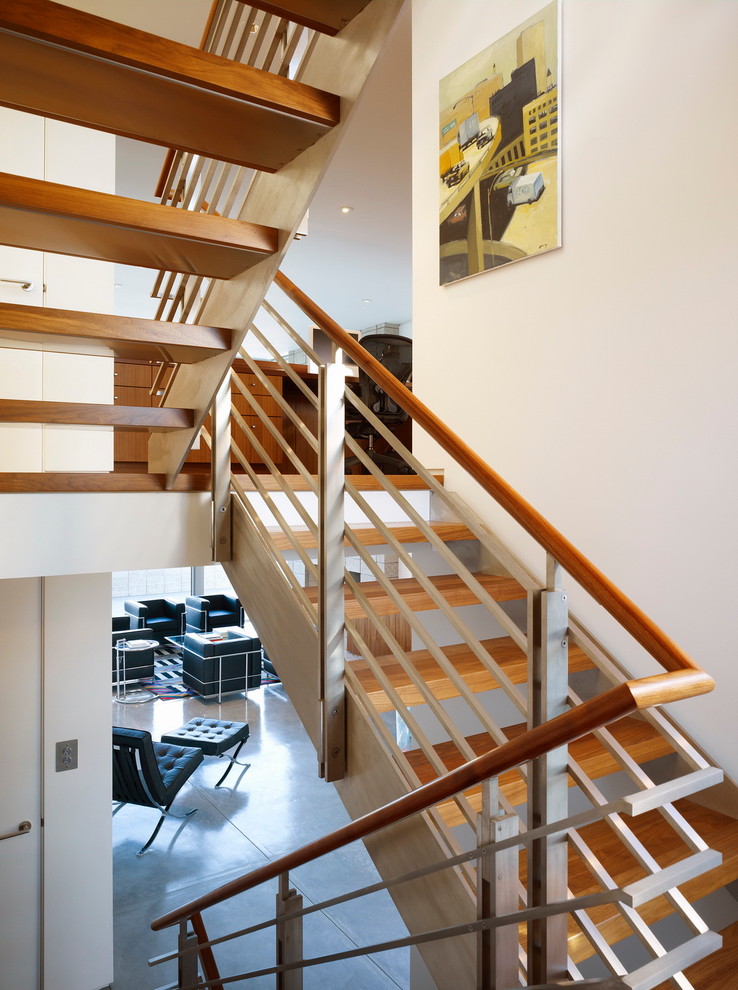 Ejemplo de escalera minimalista pequeña con escalones de madera, contrahuellas de madera y barandilla de madera