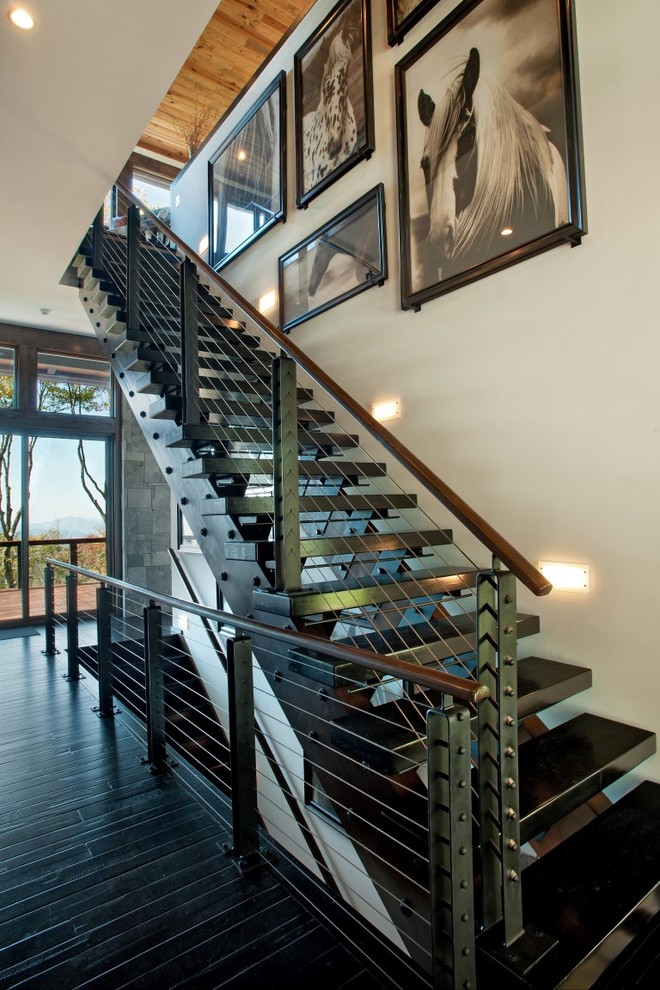 Идея дизайна: прямая лестница в стиле рустика без подступенок