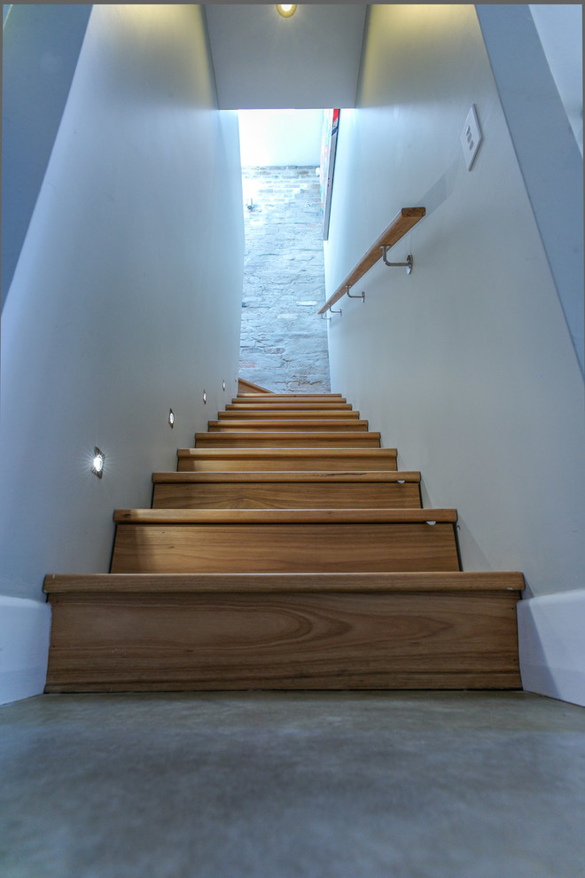 Idée de décoration pour un petit escalier design en L avec des marches en bois et des contremarches en bois.