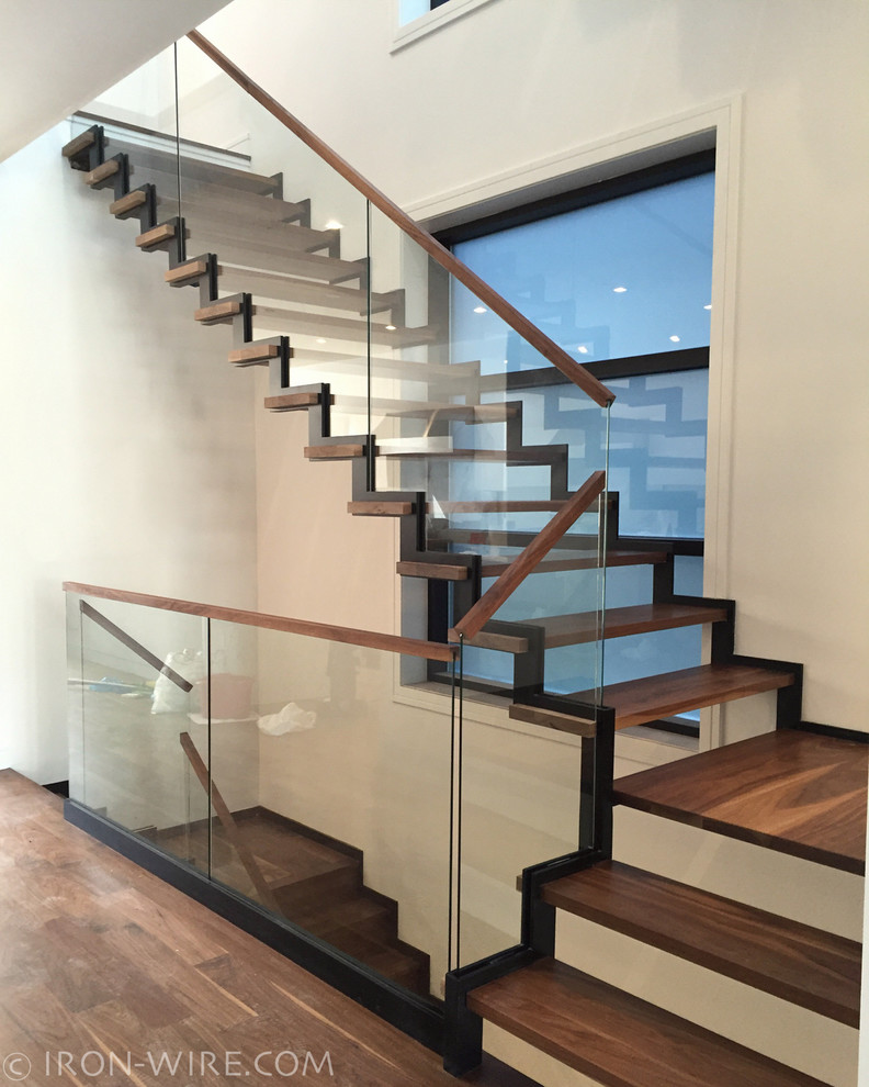Свежая идея для дизайна: лестница на больцах, среднего размера в современном стиле с деревянными ступенями без подступенок - отличное фото интерьера