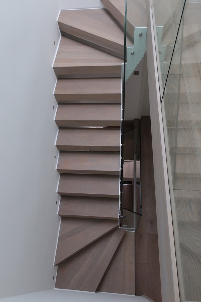 Свежая идея для дизайна: большая лестница на больцах в современном стиле с деревянными ступенями - отличное фото интерьера