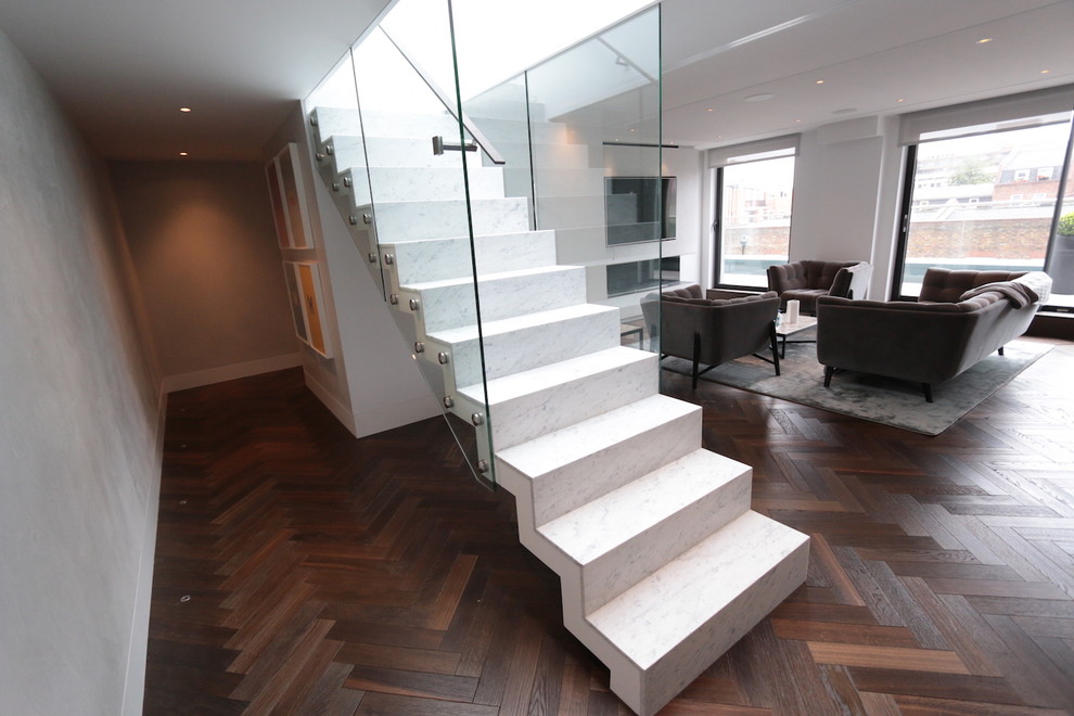 Gerade Moderne Treppe mit Marmor-Setzstufen in London