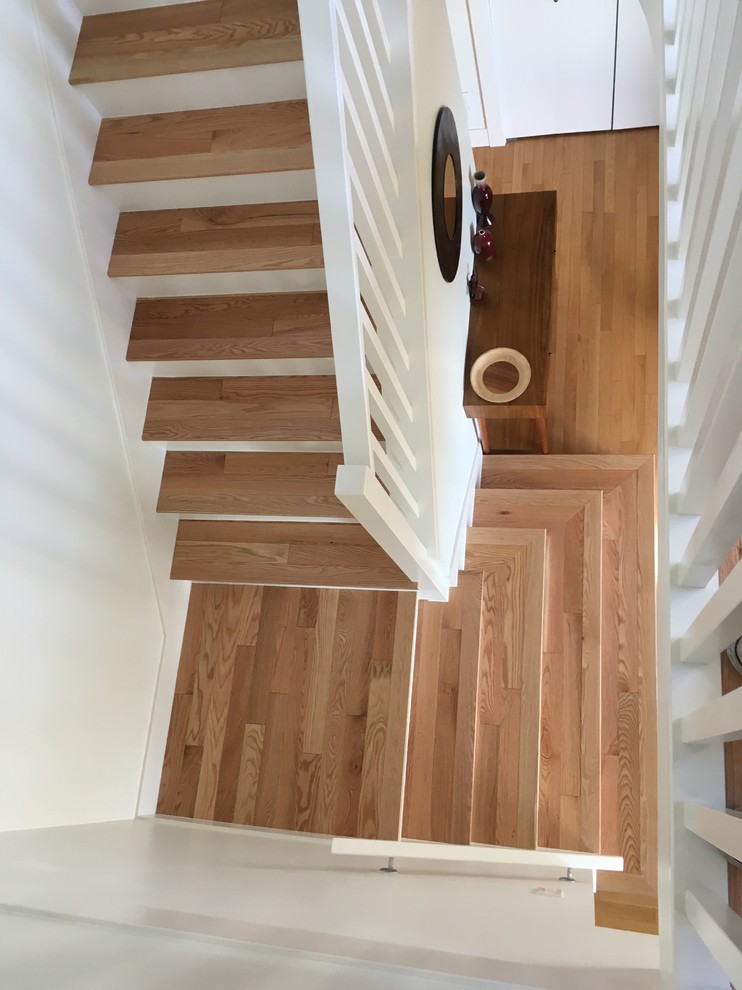 Inredning av en minimalistisk trappa