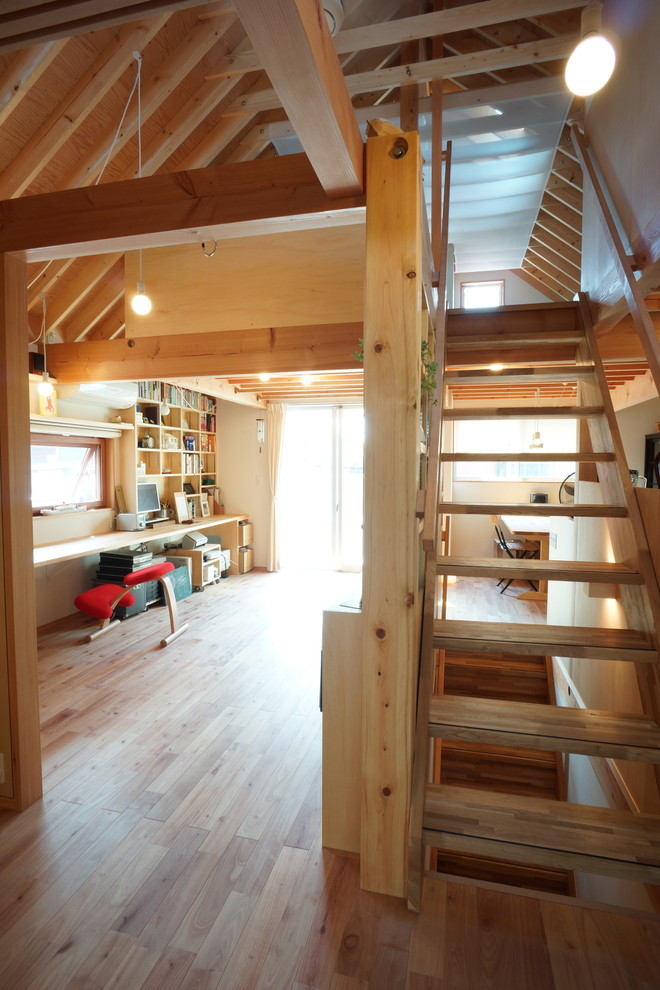 他の地域にあるお手頃価格の中くらいな北欧スタイルのおしゃれな直階段 (木材の手すり) の写真