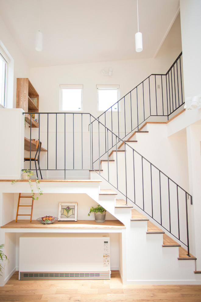 Стильный дизайн: п-образная лестница в современном стиле с деревянными ступенями и крашенными деревянными подступенками - последний тренд