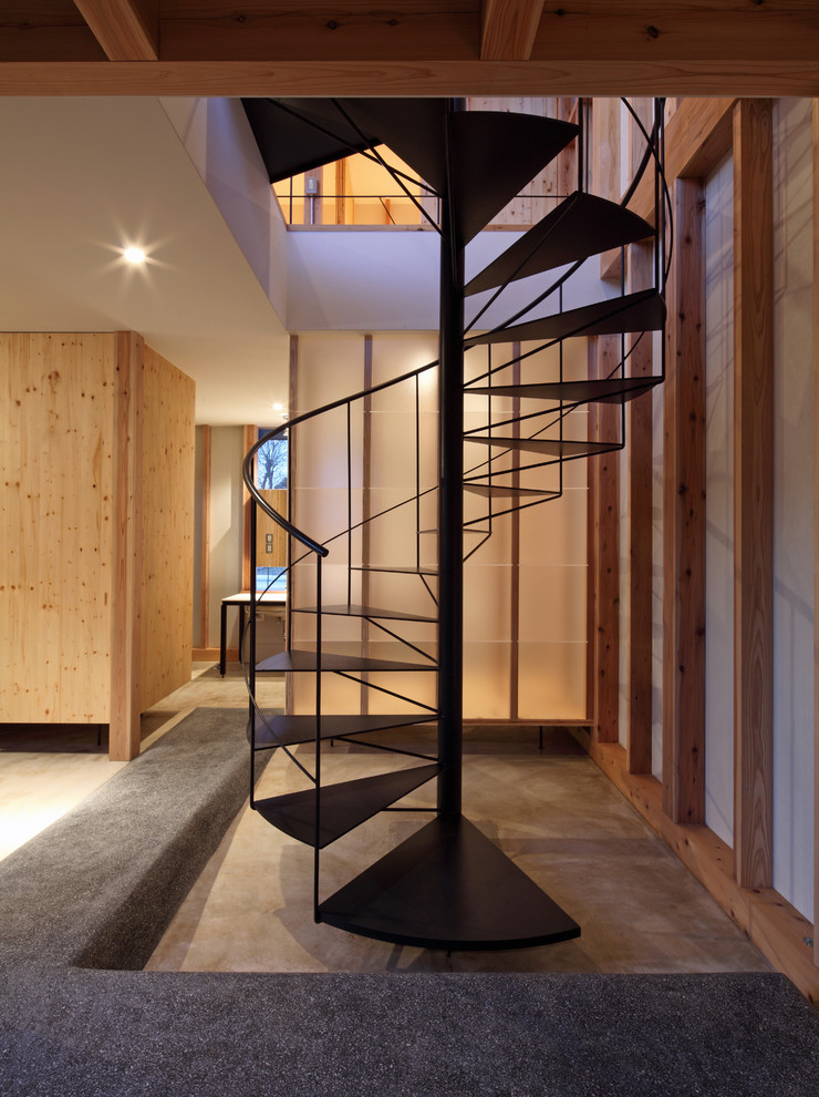 Свежая идея для дизайна: винтовая лестница в восточном стиле с металлическими перилами - отличное фото интерьера