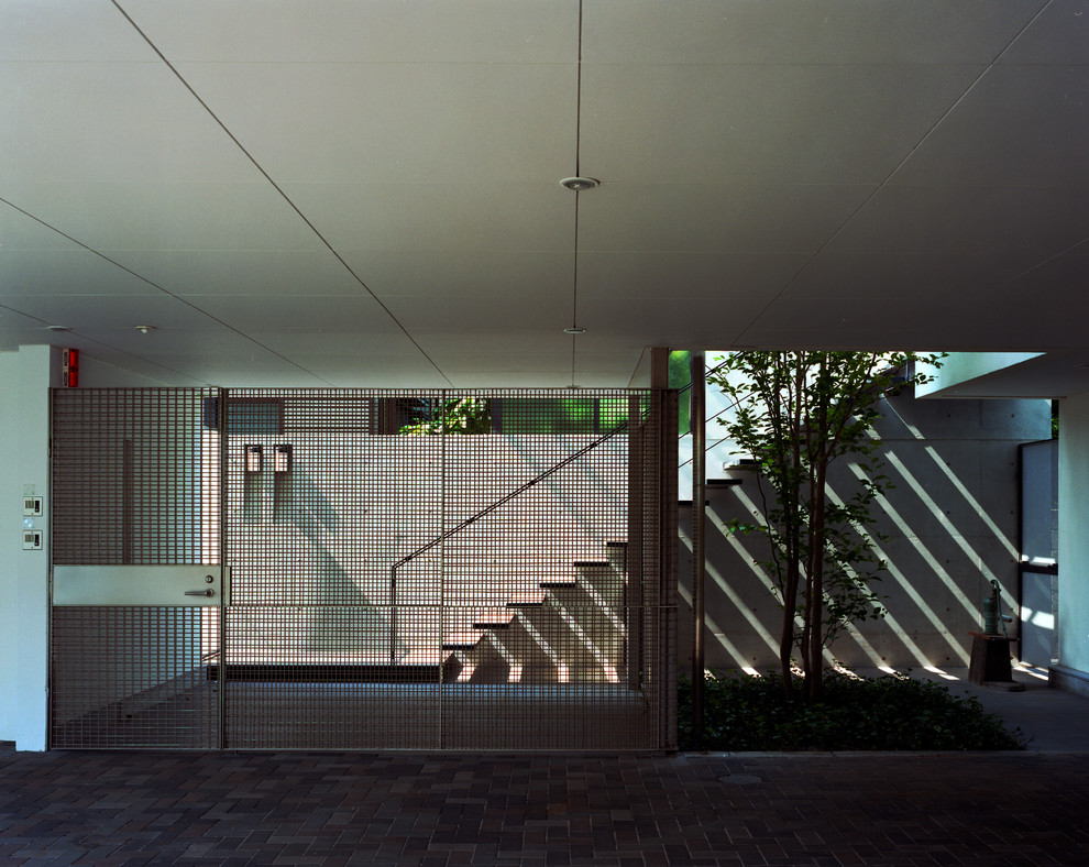 Idée de décoration pour un grand escalier flottant minimaliste avec un garde-corps en métal.