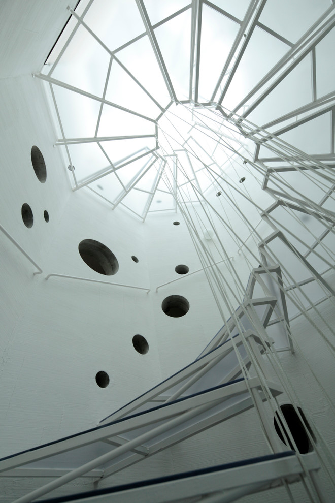 Ejemplo de escalera de caracol contemporánea sin contrahuella con barandilla de metal