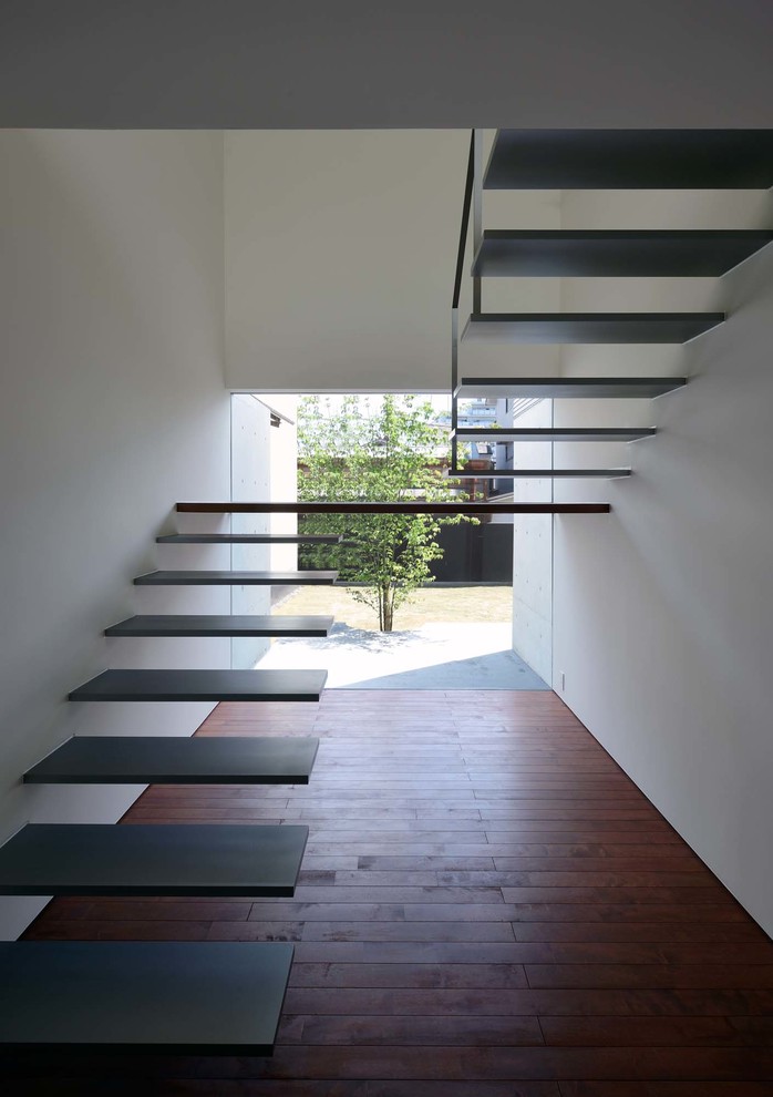 На фото: лестница на больцах в стиле модернизм без подступенок с
