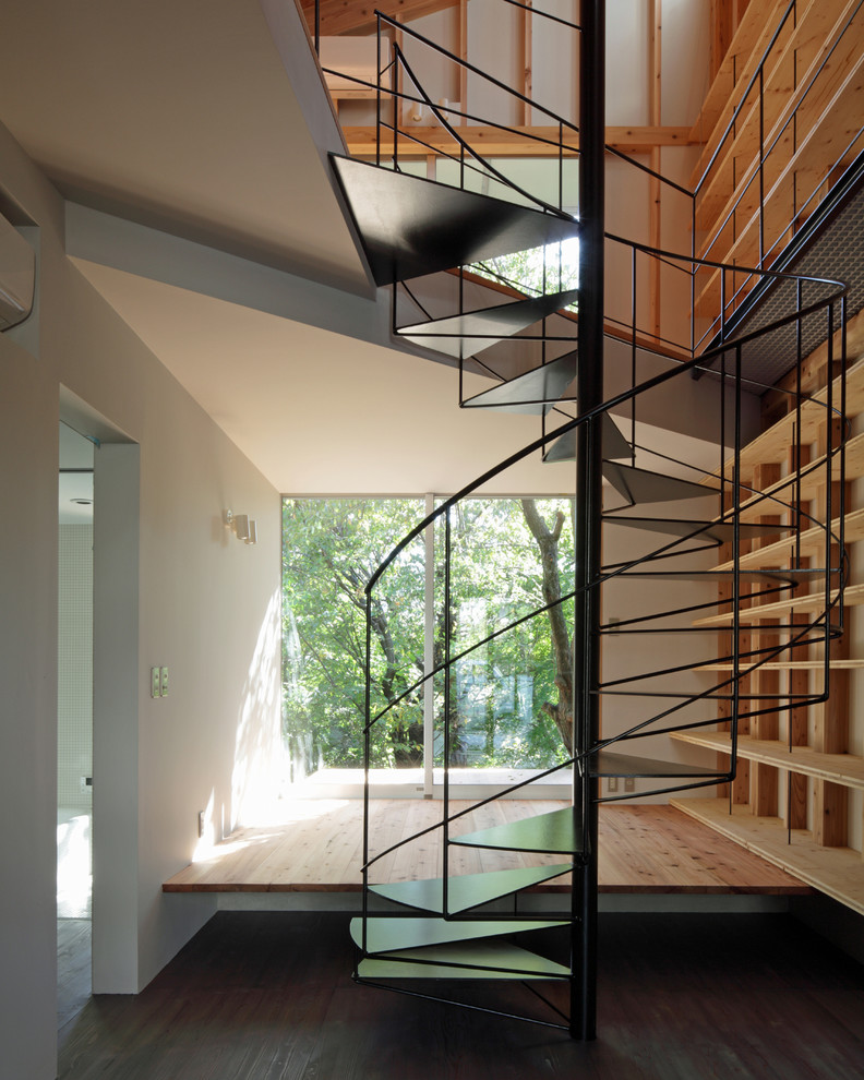 Пример оригинального дизайна: винтовая лестница в современном стиле с металлическими перилами