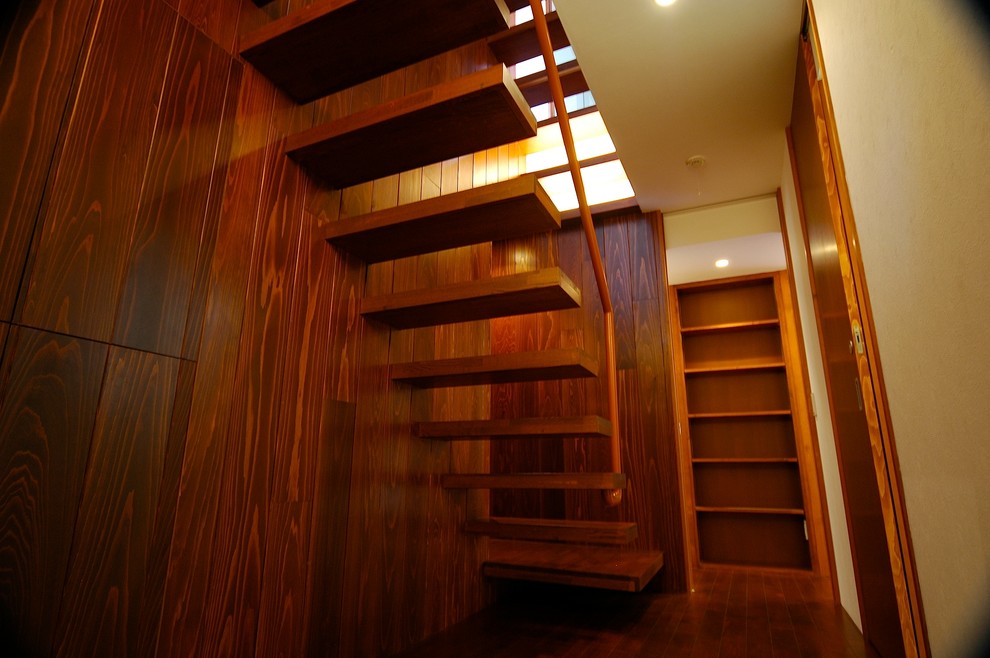 Cette photo montre un escalier droit moderne avec des marches en bois et un garde-corps en métal.