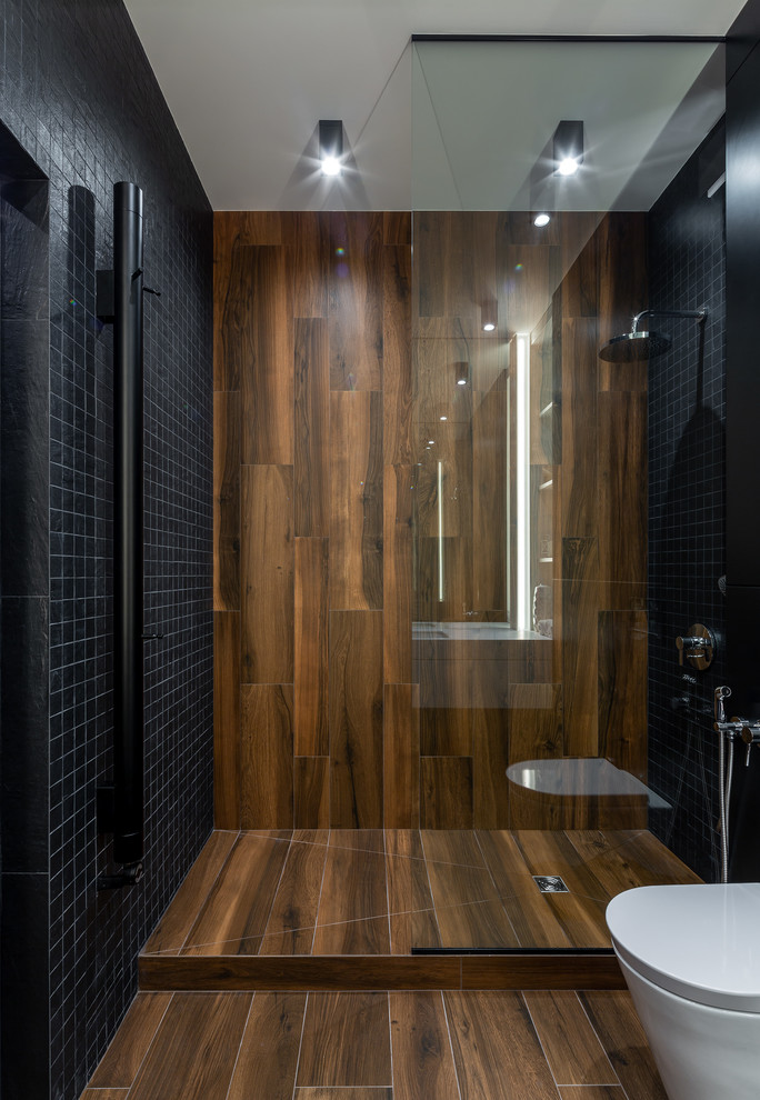 Inredning av ett modernt mellanstort badrum med dusch, med släta luckor, en kantlös dusch, svart kakel, porslinskakel, svarta väggar, brunt golv, med dusch som är öppen och klinkergolv i porslin