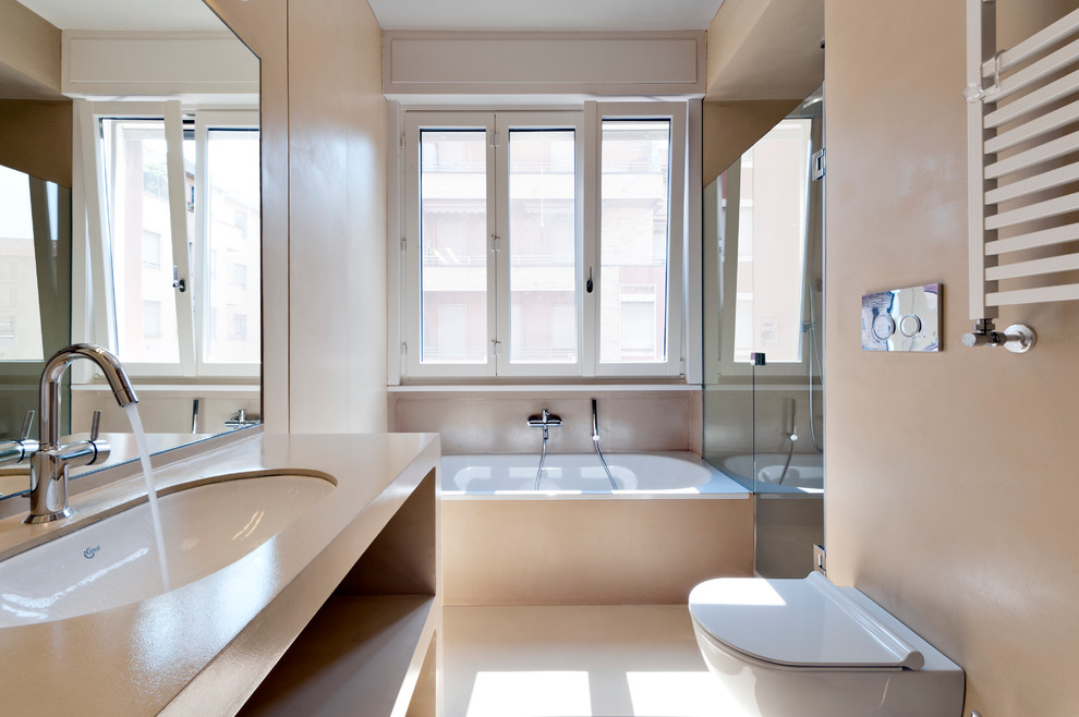 Inspiration för moderna badrum, med ett undermonterad handfat, öppna hyllor, beige skåp, ett platsbyggt badkar, en kantlös dusch, en toalettstol med hel cisternkåpa, beige kakel och beige väggar