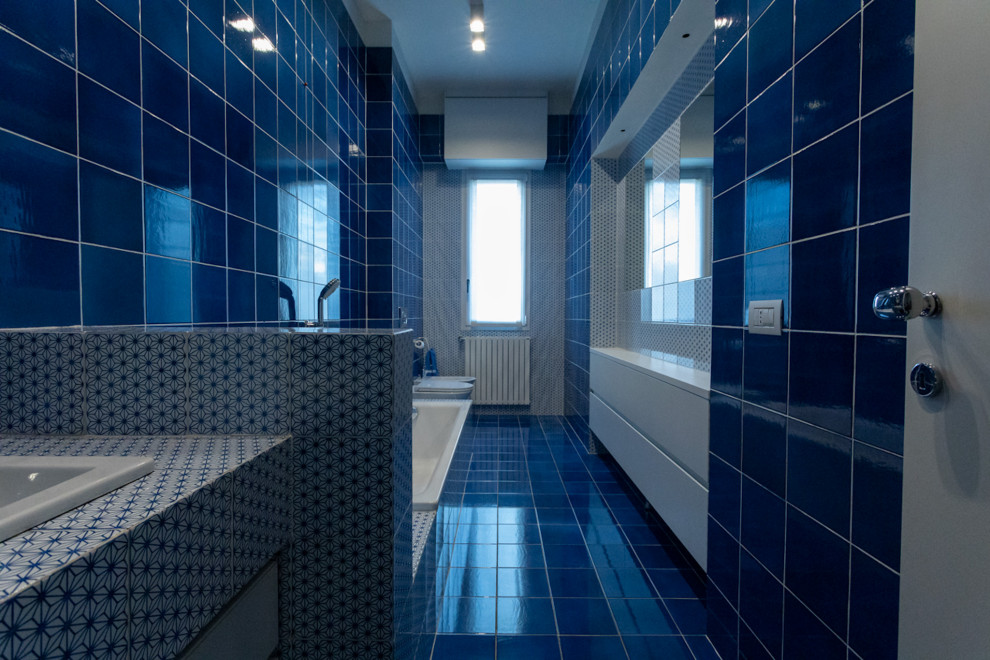 На фото: большая главная ванная комната в современном стиле с плоскими фасадами, белыми фасадами, накладной ванной, раздельным унитазом, синей плиткой, керамической плиткой, белыми стенами, полом из керамической плитки, накладной раковиной, столешницей из плитки, красным полом, синей столешницей, тумбой под одну раковину и встроенной тумбой с