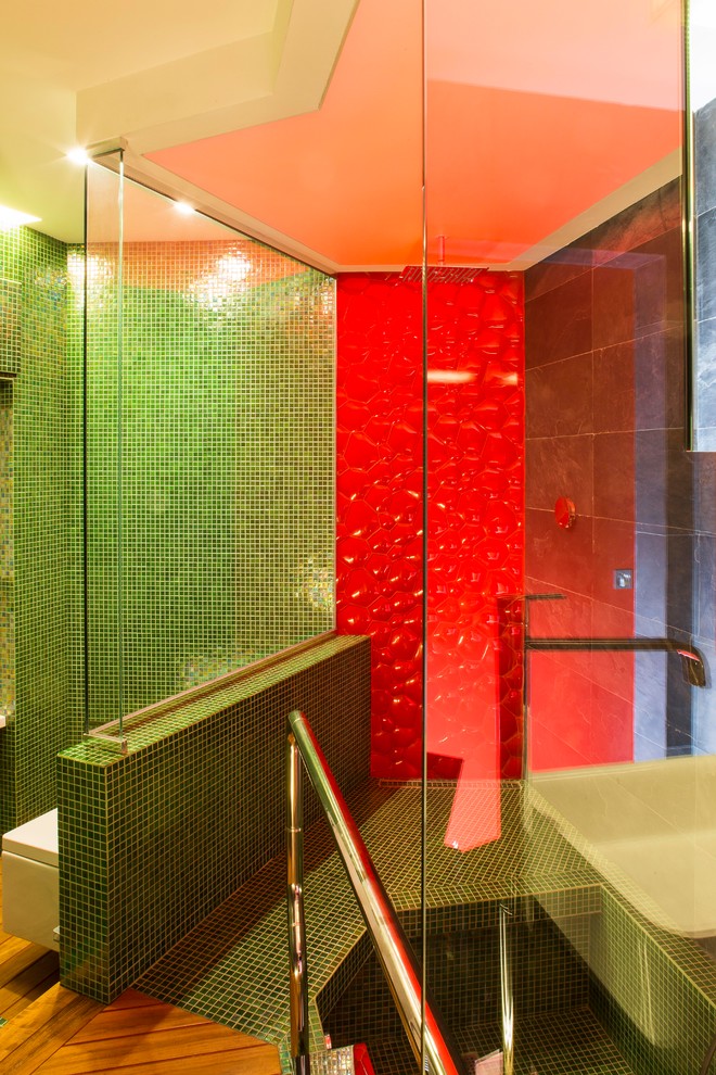 Modern inredning av ett mellanstort en-suite badrum, med ett platsbyggt badkar, en dusch i en alkov, en toalettstol med separat cisternkåpa, svart kakel, skifferkakel, gröna väggar, mellanmörkt trägolv, ett fristående handfat, träbänkskiva, brunt golv och med dusch som är öppen