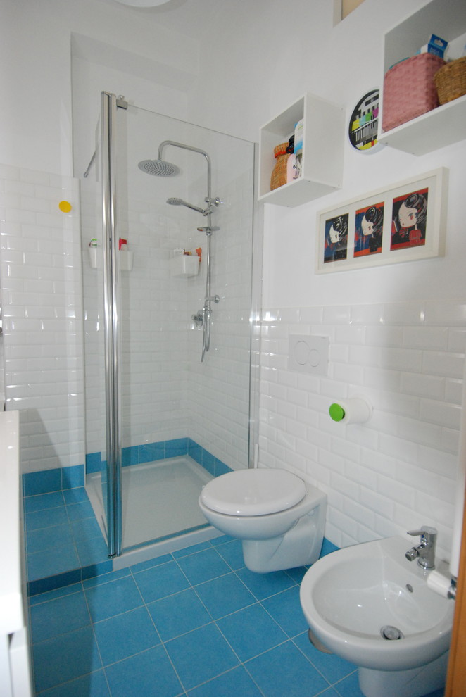 Medelhavsstil inredning av ett litet badrum med dusch, med en hörndusch, tunnelbanekakel, klinkergolv i porslin, turkost golv och dusch med gångjärnsdörr