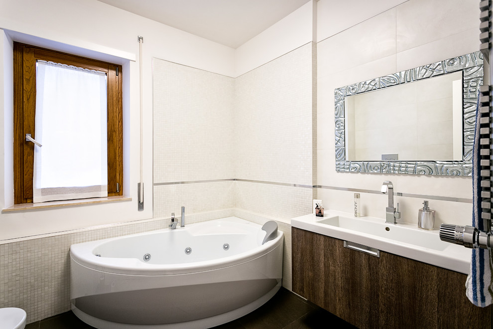 A casa di Gianluca Modern Bathroom Rome by L’Opera