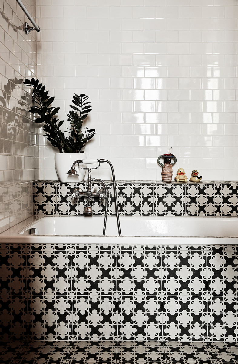 Пример оригинального дизайна: ванная комната в классическом стиле с ванной в нише, душем над ванной, белой плиткой и плиткой кабанчик