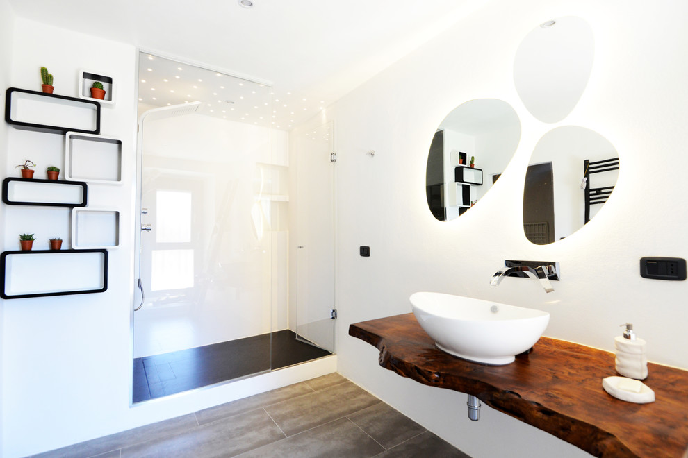 Esempio di una stanza da bagno con doccia contemporanea con ante in legno scuro, doccia alcova, pareti bianche, lavabo integrato e porta doccia a battente