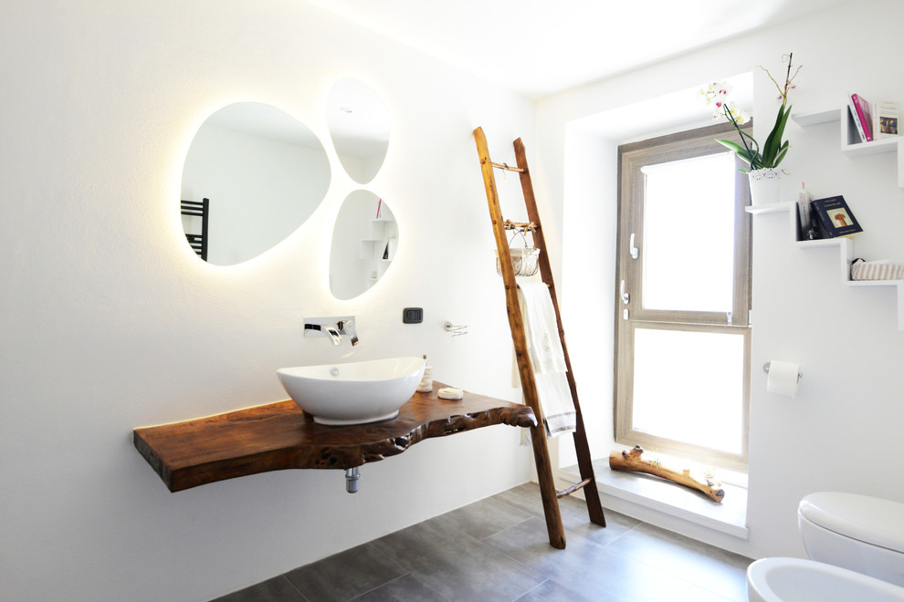 Ejemplo de cuarto de baño contemporáneo con puertas de armario de madera oscura, paredes blancas, aseo y ducha, lavabo integrado y ducha con puerta con bisagras