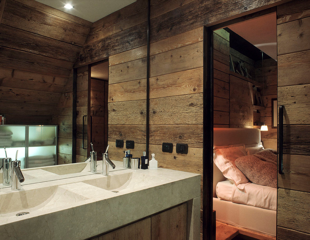 This is an example of a rustic bathroom in Venice.
