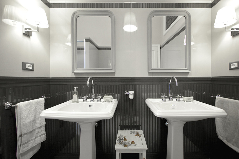 Imagen de cuarto de baño clásico pequeño con paredes multicolor y lavabo con pedestal