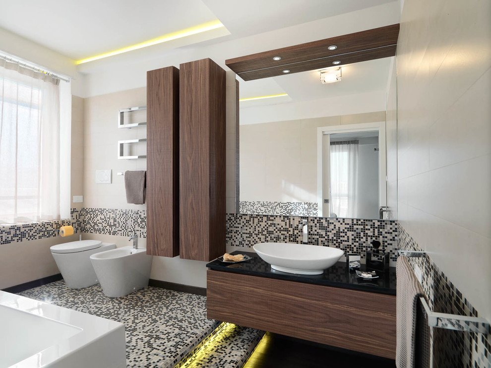 Inspiration för stora moderna en-suite badrum, med släta luckor, skåp i mörkt trä, svart och vit kakel, mosaik, vita väggar, mosaikgolv och ett fristående handfat