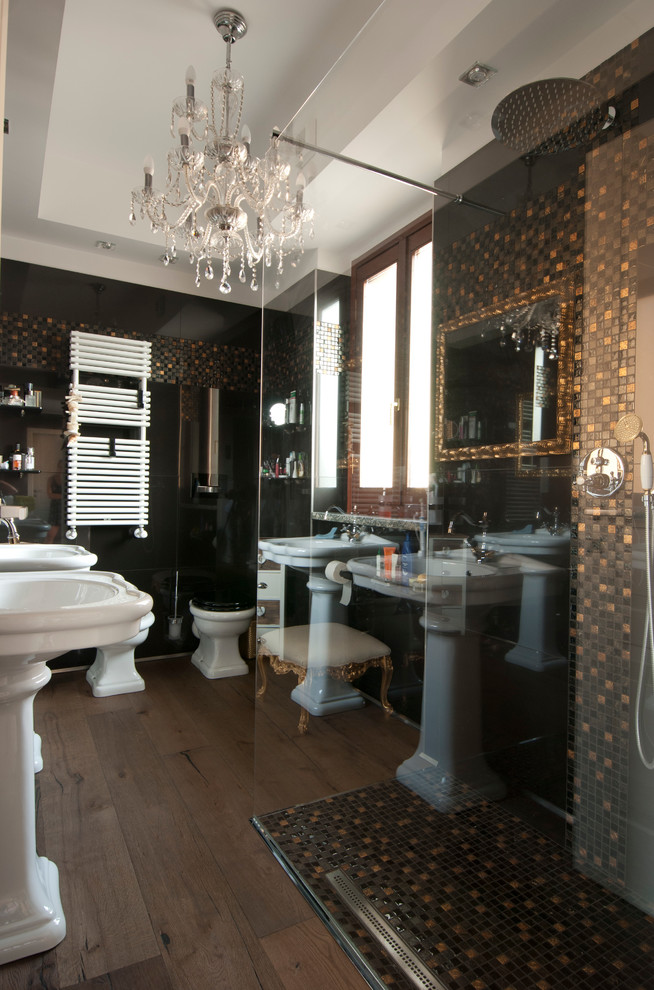 Exempel på ett mellanstort klassiskt en-suite badrum, med öppna hyllor, gula skåp, en hörndusch, en toalettstol med separat cisternkåpa, svart kakel, mosaik, mörkt trägolv, ett piedestal handfat och svarta väggar