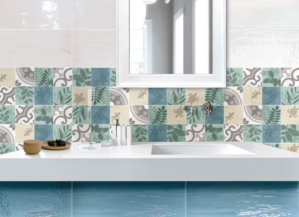 Idee per una piccola stanza da bagno con doccia mediterranea con piastrelle bianche, piastrelle in ceramica, lavabo rettangolare, top in superficie solida, top bianco e un lavabo
