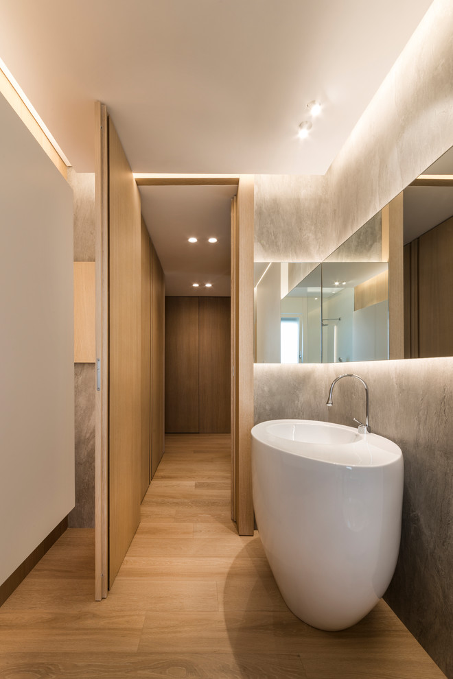 Imagen de cuarto de baño actual con paredes grises y lavabo con pedestal