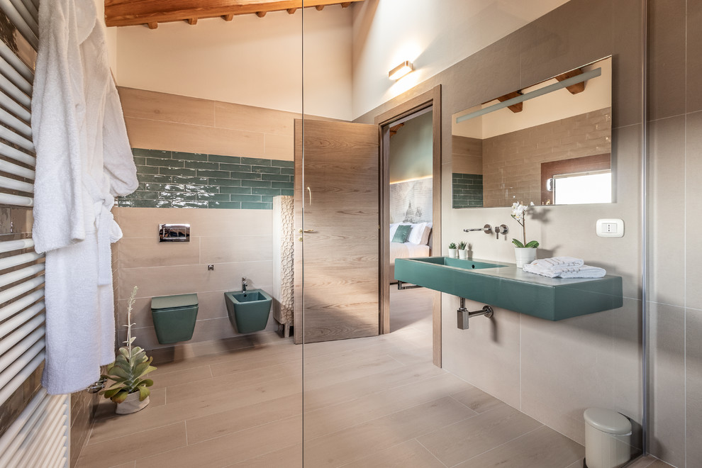 Idéer för funkis grönt en-suite badrum, med en kantlös dusch, en bidé, beige kakel, grön kakel, vita väggar, ett väggmonterat handfat, beiget golv och med dusch som är öppen