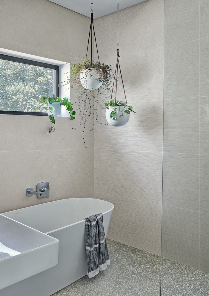 Immagine di una stanza da bagno con pareti beige, pavimento in gres porcellanato e pavimento beige