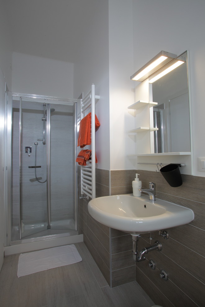 Idée de décoration pour une petite salle de bain minimaliste avec un carrelage beige, des carreaux de porcelaine, un sol en carrelage de porcelaine, un sol beige, un mur blanc, un lavabo suspendu et une cabine de douche à porte battante.
